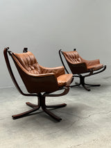 SIGURD RESSEL FOR VATNE MÖBLER „FALCON CHAIR“ CAMEL LEATHER WOOD, NORWAY 1970s