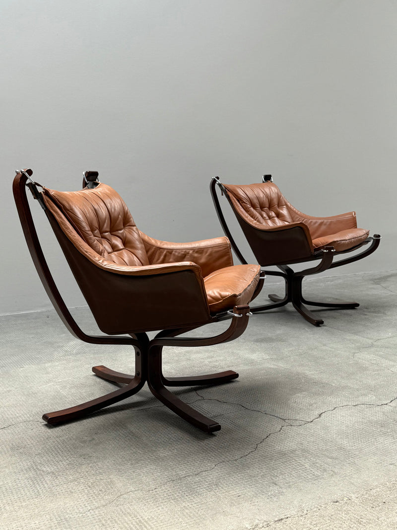 SIGURD RESSEL FOR VATNE MÖBLER „FALCON CHAIR“ CAMEL LEATHER WOOD, NORWAY 1970s