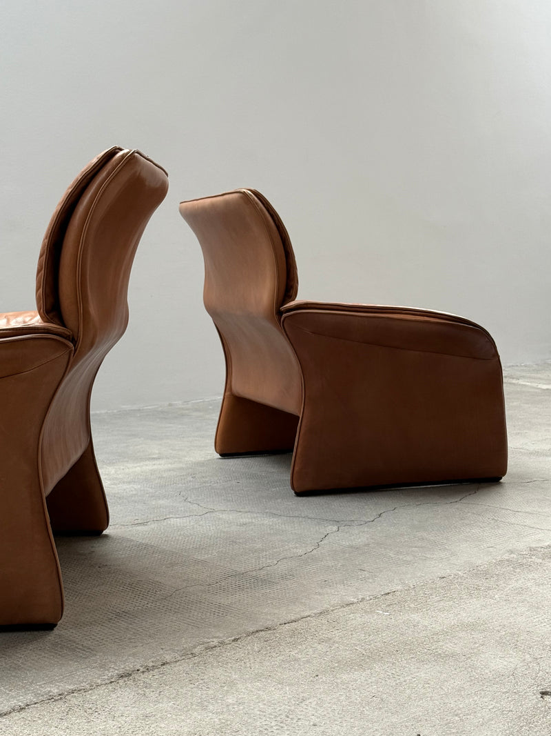 COGNAC LEATHER SEATING GROUP ARMCHAIR SOFA OTTOMAN IM THE STYLE OF DE SEDE, 1980s