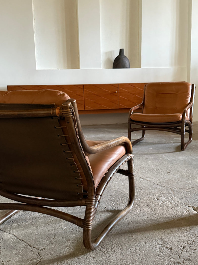 IKEA „BADEN“ BAMBOO COGNAC LEATHER SEATING GROUP 2 ARMCHAIRS, SOFA & COFFEE TABLE, SWEDEN 1970s