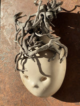 “EFEUGEIST” (THE IVY SPIRIT) BY KATRIN GEIGENMÜLLER – A MYSTICAL RAKU CERAMIC MASK