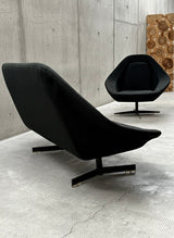 EXTRAORDINARY SEATING GROUP 2x SWIVEL CHAIR & 2-SEATER SOFA BLACK WOVEN FABRIC, 1960s