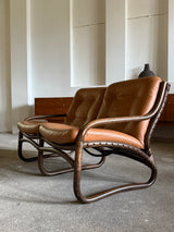 IKEA „BADEN“ BAMBOO COGNAC LEATHER SEATING GROUP 2 ARMCHAIRS, SOFA & COFFEE TABLE, SWEDEN 1970s