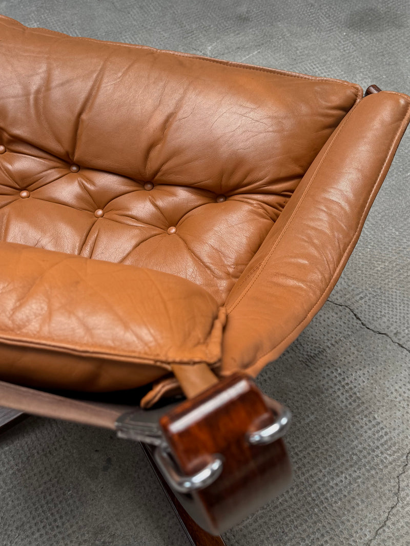 SIGURD RESSEL FOR VATNE MÖBLER „FALCON CHAIR“ CAMEL LEATHER WOOD, NORWAY 1970s
