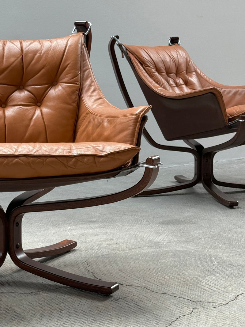 SIGURD RESSEL FOR VATNE MÖBLER „FALCON CHAIR“ CAMEL LEATHER WOOD, NORWAY 1970s
