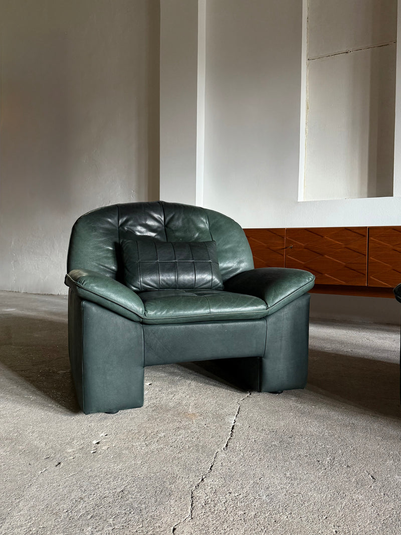 KNOLL SITZMÖBEL BRUTALIST ARMCHAIR & SOFA SET IN THICK GREEN LEATHER, GERMANY 1970s