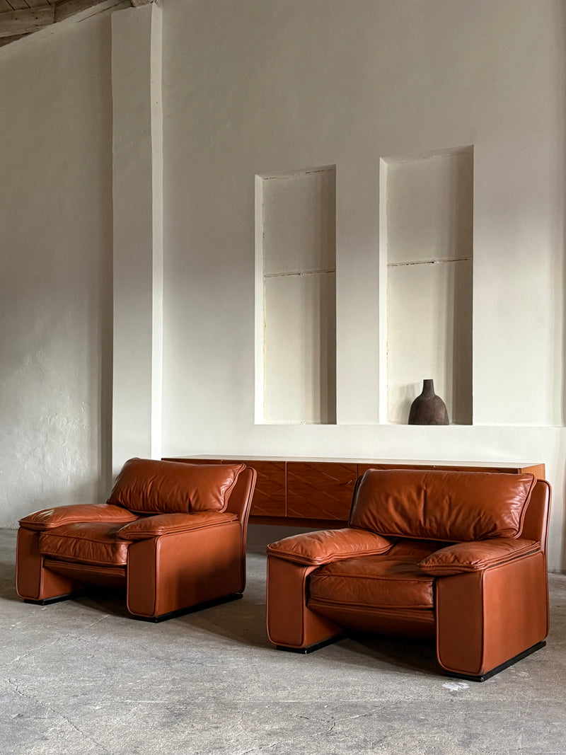 SET OF 2 „THERA“ ARMCHAIRS BY AMMANNATI & VITELLI FOR BRUNATI IN COGNAC LEATHER, ITALY 1980s