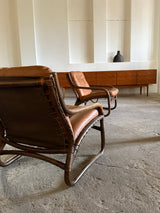 IKEA „BADEN“ BAMBOO COGNAC LEATHER SEATING GROUP 2 ARMCHAIRS, SOFA & COFFEE TABLE, SWEDEN 1970s