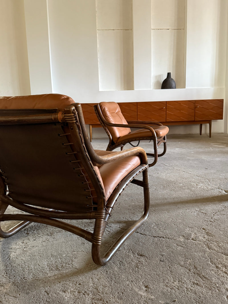 IKEA „BADEN“ BAMBOO COGNAC LEATHER SEATING GROUP 2 ARMCHAIRS, SOFA & COFFEE TABLE, SWEDEN 1970s