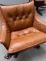 SIGURD RESSEL FOR VATNE MÖBLER „FALCON CHAIR“ CAMEL LEATHER WOOD, NORWAY 1970s