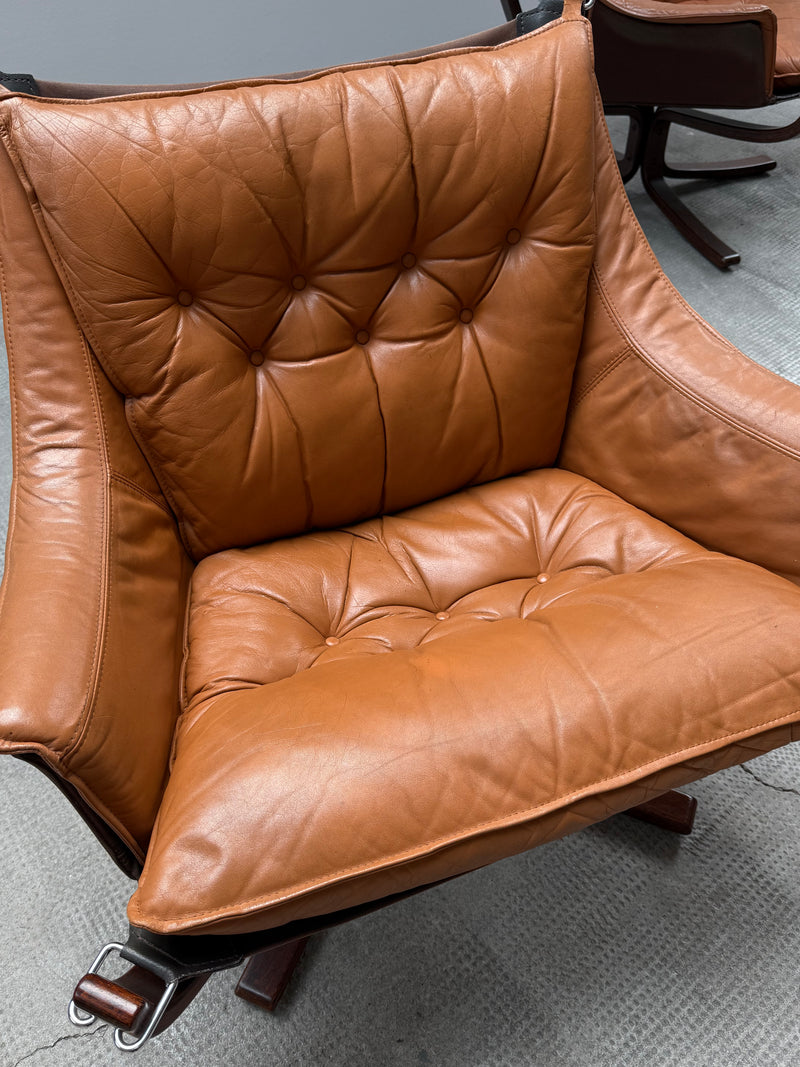 SIGURD RESSEL FOR VATNE MÖBLER „FALCON CHAIR“ CAMEL LEATHER WOOD, NORWAY 1970s