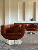 SET OF 2 JEFFREY BERNETT FOR B&B ITALIA „TULIP“ SWIVEL ARMCHAIRS IN LEATHER & STEEL, ITALY 2000s