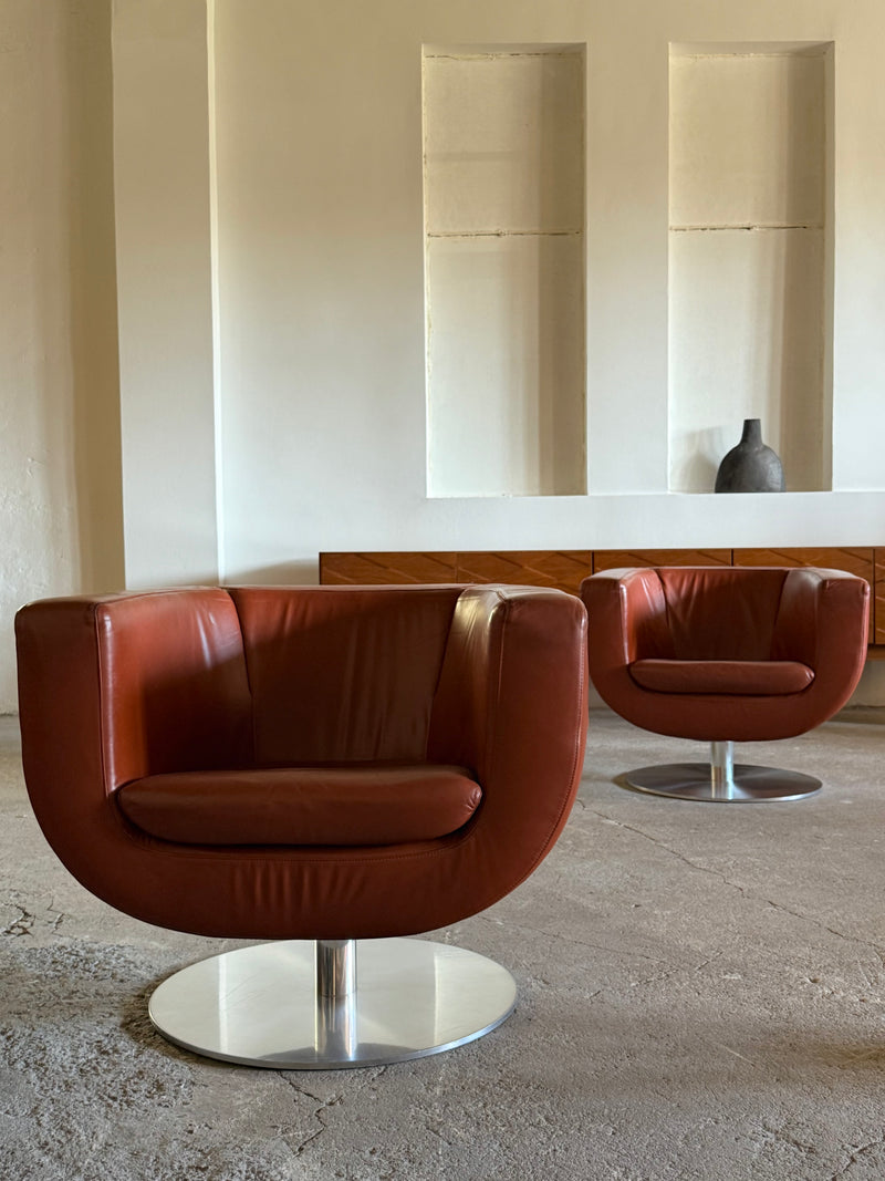 SET OF 2 JEFFREY BERNETT FOR B&B ITALIA „TULIP“ SWIVEL ARMCHAIRS IN LEATHER & STEEL, ITALY 2000s