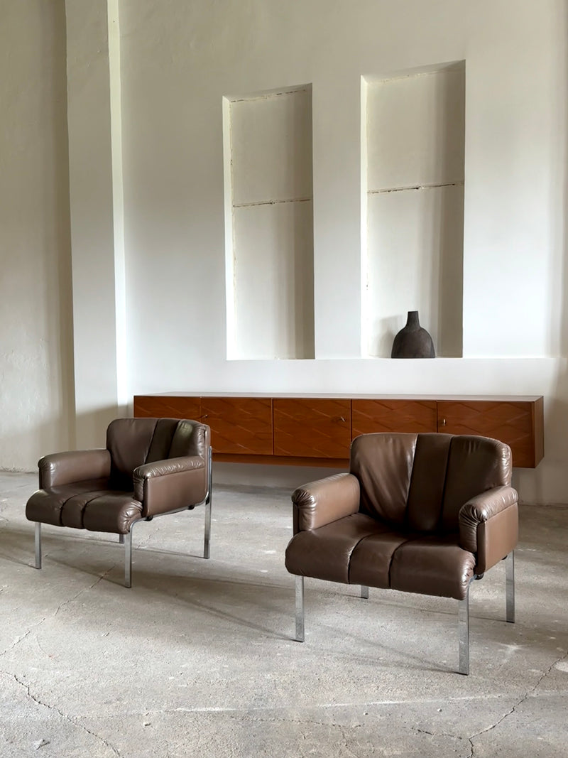 SET OF 2 GIRSBERGER EUROCHAIR ARMCHAIRS BROWN LEATHER CHROMED STEEL & COFFEE TABLE, GERMANY 1970s