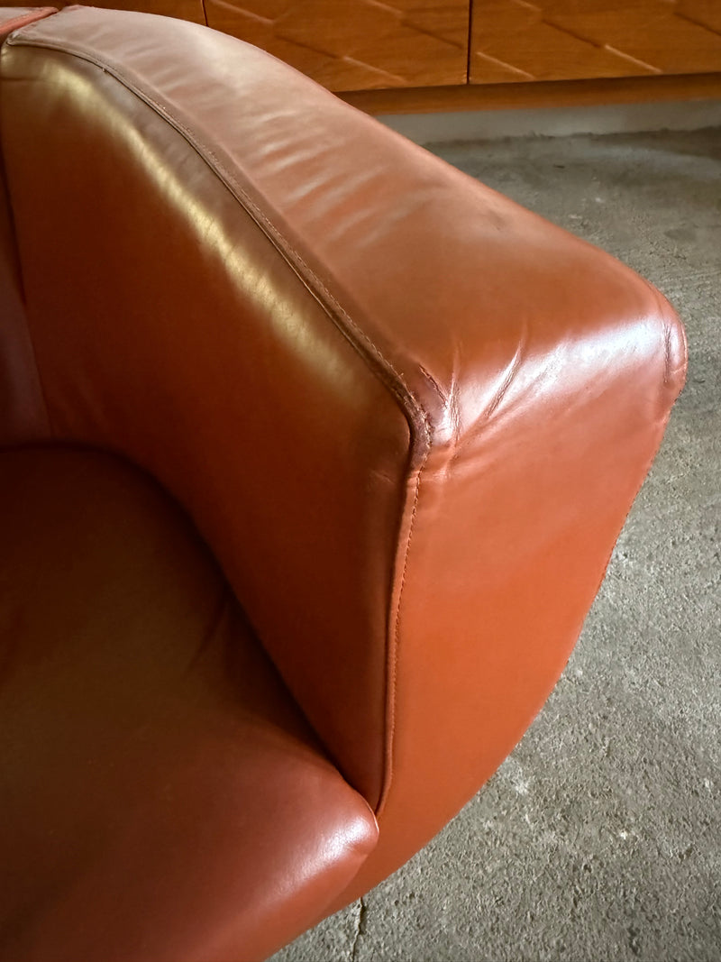 SET OF 2 JEFFREY BERNETT FOR B&B ITALIA „TULIP“ SWIVEL ARMCHAIRS IN LEATHER & STEEL, ITALY 2000s