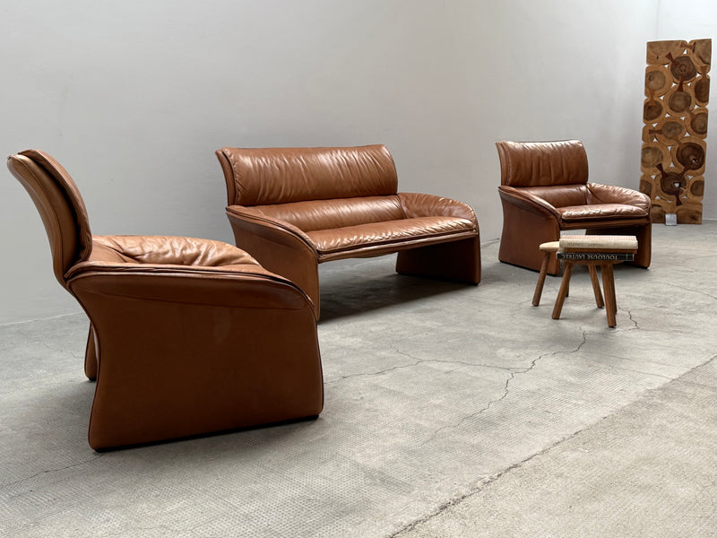 COGNAC LEATHER SEATING GROUP ARMCHAIR SOFA OTTOMAN IM THE STYLE OF DE SEDE, 1980s