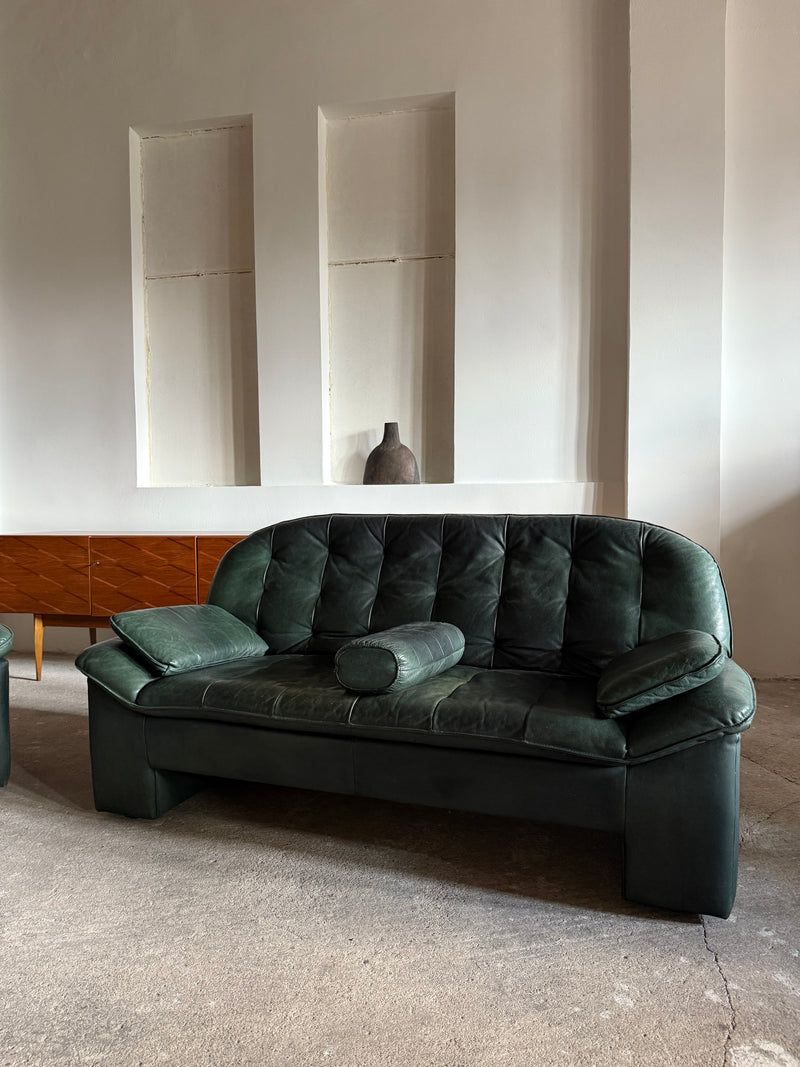 KNOLL SITZMÖBEL BRUTALIST ARMCHAIR & SOFA SET IN THICK GREEN LEATHER, GERMANY 1970s