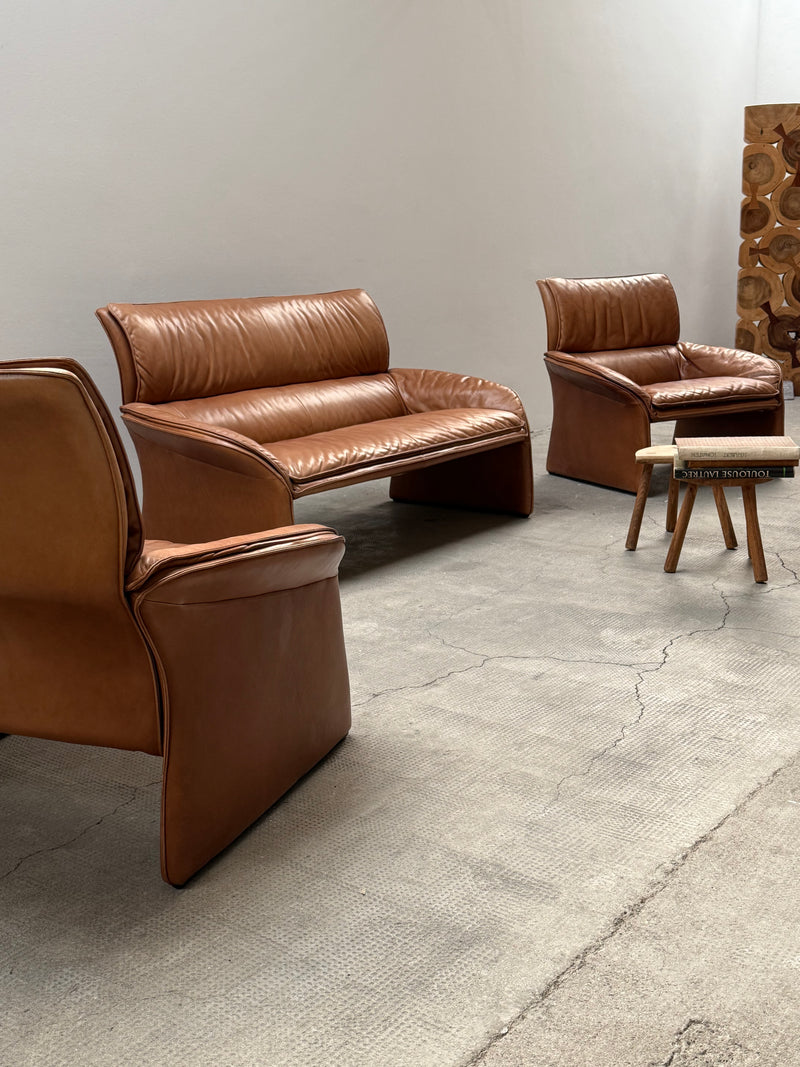 COGNAC LEATHER SEATING GROUP ARMCHAIR SOFA OTTOMAN IM THE STYLE OF DE SEDE, 1980s