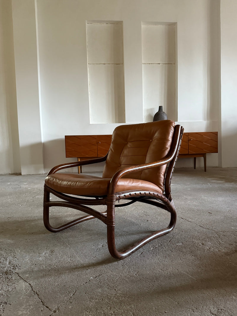 IKEA „BADEN“ BAMBOO COGNAC LEATHER SEATING GROUP 2 ARMCHAIRS, SOFA & COFFEE TABLE, SWEDEN 1970s