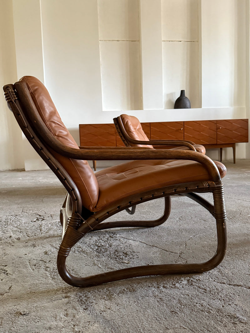 IKEA „BADEN“ BAMBOO COGNAC LEATHER SEATING GROUP 2 ARMCHAIRS, SOFA & COFFEE TABLE, SWEDEN 1970s