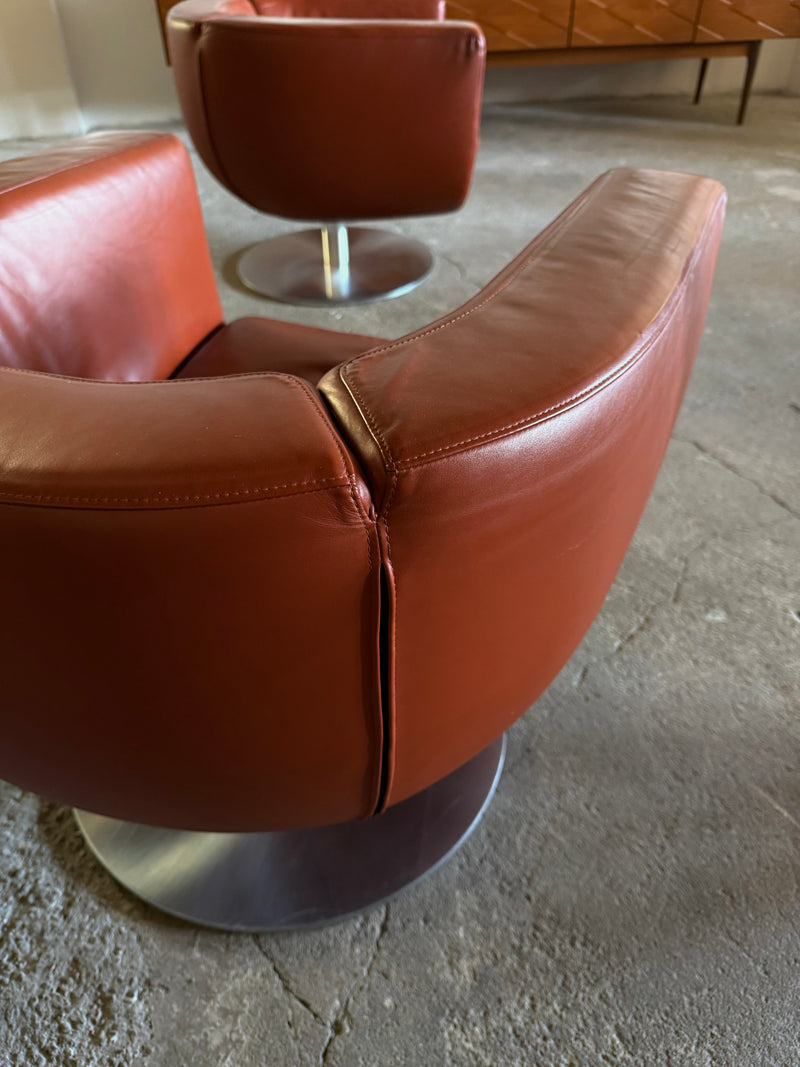 SET OF 2 JEFFREY BERNETT FOR B&B ITALIA „TULIP“ SWIVEL ARMCHAIRS IN LEATHER & STEEL, ITALY 2000s