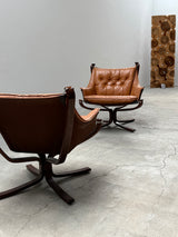 SIGURD RESSEL FOR VATNE MÖBLER „FALCON CHAIR“ CAMEL LEATHER WOOD, NORWAY 1970s