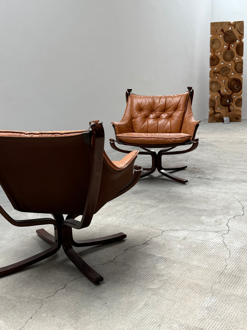 SIGURD RESSEL FOR VATNE MÖBLER „FALCON CHAIR“ CAMEL LEATHER WOOD, NORWAY 1970s