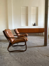 IKEA „BADEN“ BAMBOO COGNAC LEATHER SEATING GROUP 2 ARMCHAIRS, SOFA & COFFEE TABLE, SWEDEN 1970s