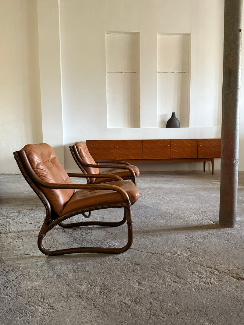 IKEA „BADEN“ BAMBOO COGNAC LEATHER SEATING GROUP 2 ARMCHAIRS, SOFA & COFFEE TABLE, SWEDEN 1970s