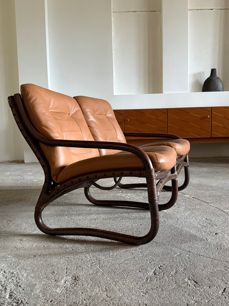 IKEA „BADEN“ BAMBOO COGNAC LEATHER SEATING GROUP 2 ARMCHAIRS, SOFA & COFFEE TABLE, SWEDEN 1970s