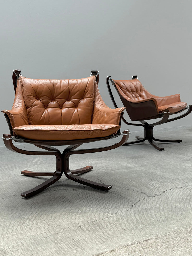 SIGURD RESSEL FOR VATNE MÖBLER „FALCON CHAIR“ CAMEL LEATHER WOOD, NORWAY 1970s