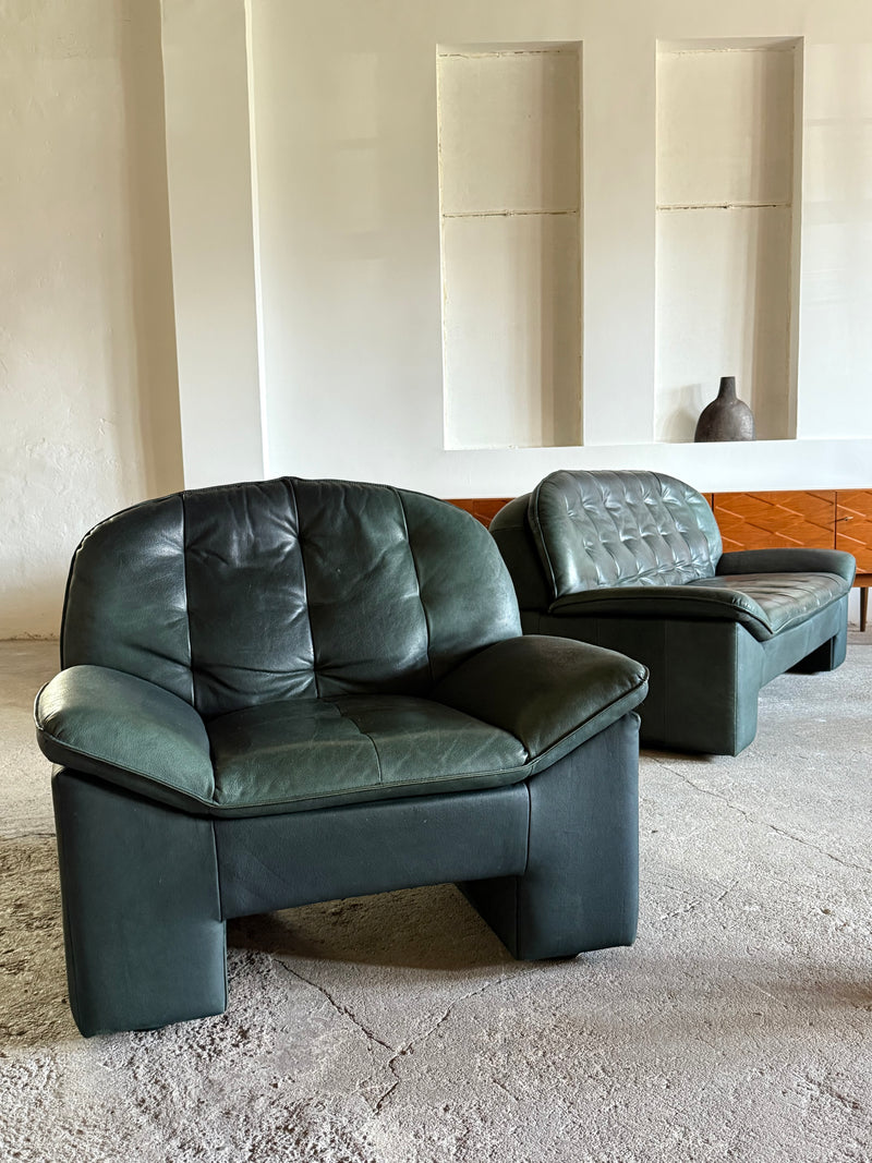 KNOLL SITZMÖBEL BRUTALIST ARMCHAIR & SOFA SET IN THICK GREEN LEATHER, GERMANY 1970s