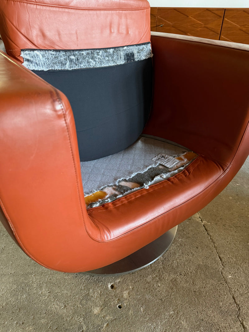 SET OF 2 JEFFREY BERNETT FOR B&B ITALIA „TULIP“ SWIVEL ARMCHAIRS IN LEATHER & STEEL, ITALY 2000s