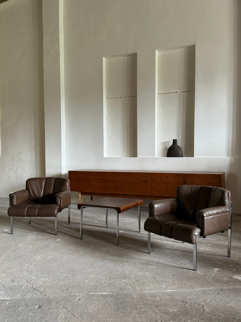 SET OF 2 GIRSBERGER EUROCHAIR ARMCHAIRS BROWN LEATHER CHROMED STEEL & COFFEE TABLE, GERMANY 1970s