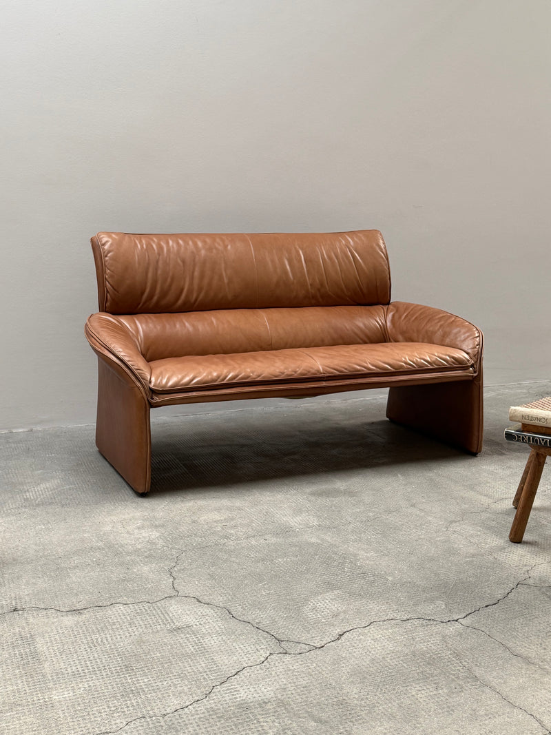 COGNAC LEATHER SEATING GROUP ARMCHAIR SOFA OTTOMAN IM THE STYLE OF DE SEDE, 1980s