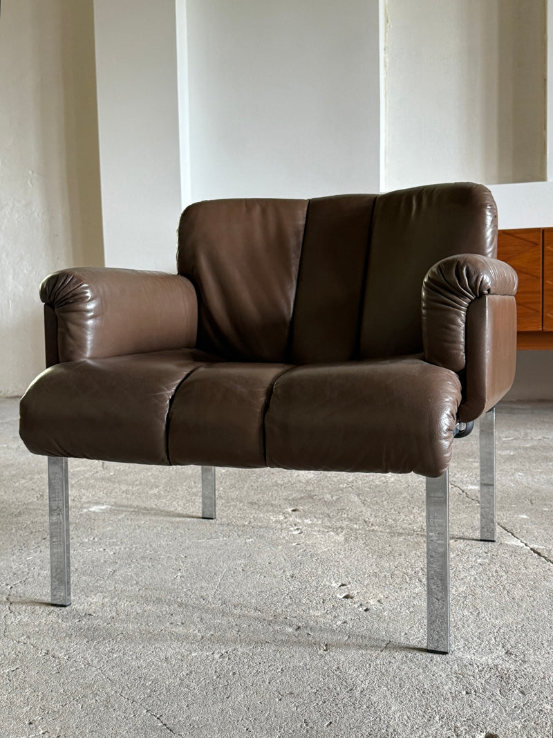 SET OF 2 GIRSBERGER EUROCHAIR ARMCHAIRS BROWN LEATHER CHROMED STEEL & COFFEE TABLE, GERMANY 1970s