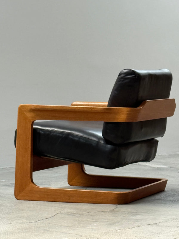 CANTILEVER ARMCHAIR IN THE STYLE OF LOU HEDGES TEAK LEATHER, 1970s