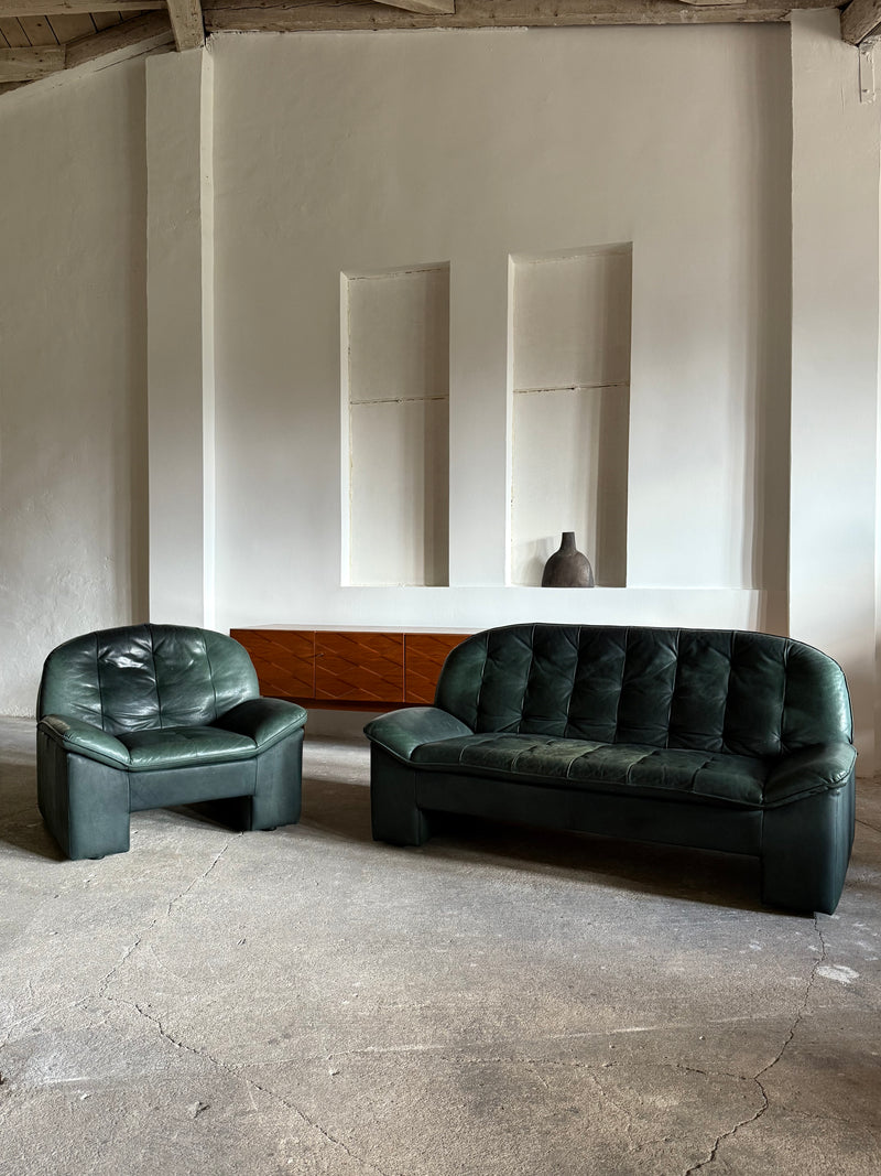 KNOLL SITZMÖBEL BRUTALIST ARMCHAIR & SOFA SET IN THICK GREEN LEATHER, GERMANY 1970s