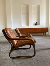 IKEA „BADEN“ BAMBOO COGNAC LEATHER SEATING GROUP 2 ARMCHAIRS, SOFA & COFFEE TABLE, SWEDEN 1970s