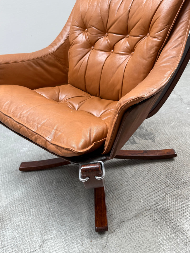 SIGURD RESSEL FOR VATNE MÖBLER „FALCON CHAIR“ CAMEL LEATHER WOOD, NORWAY 1970s