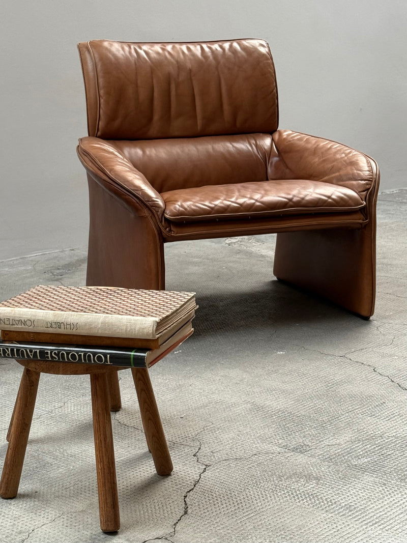 COGNAC LEATHER SEATING GROUP ARMCHAIR SOFA OTTOMAN IM THE STYLE OF DE SEDE, 1980s