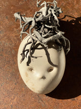 “EFEUGEIST” (THE IVY SPIRIT) BY KATRIN GEIGENMÜLLER – A MYSTICAL RAKU CERAMIC MASK