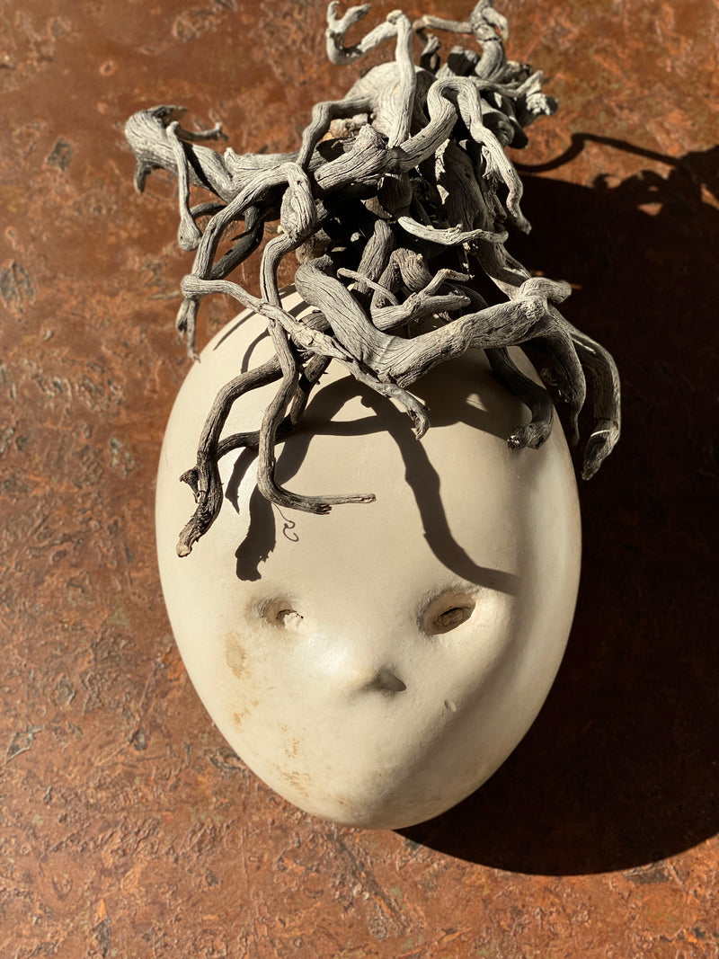 “EFEUGEIST” (THE IVY SPIRIT) BY KATRIN GEIGENMÜLLER – A MYSTICAL RAKU CERAMIC MASK