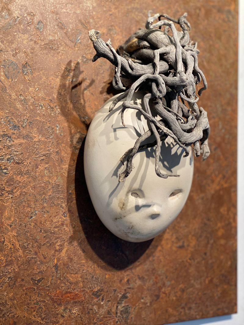 “EFEUGEIST” (THE IVY SPIRIT) BY KATRIN GEIGENMÜLLER – A MYSTICAL RAKU CERAMIC MASK