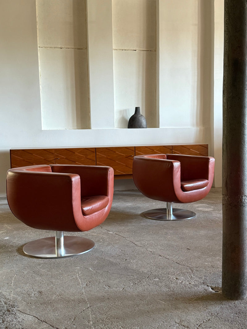 SET OF 2 JEFFREY BERNETT FOR B&B ITALIA „TULIP“ SWIVEL ARMCHAIRS IN LEATHER & STEEL, ITALY 2000s