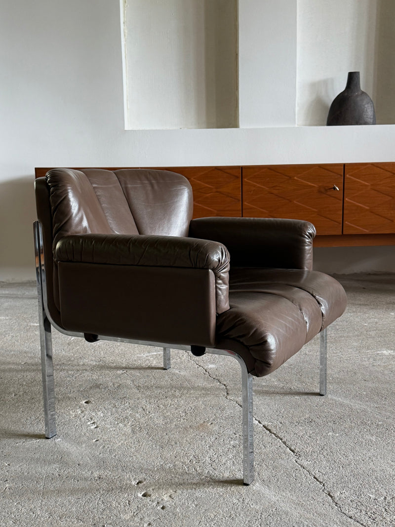 SET OF 2 GIRSBERGER EUROCHAIR ARMCHAIRS BROWN LEATHER CHROMED STEEL & COFFEE TABLE, GERMANY 1970s