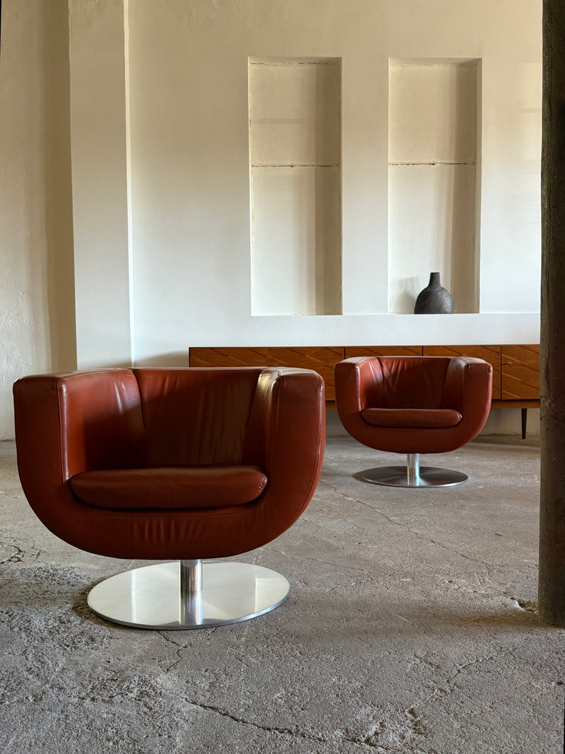 SET OF 2 JEFFREY BERNETT FOR B&B ITALIA „TULIP“ SWIVEL ARMCHAIRS IN LEATHER & STEEL, ITALY 2000s