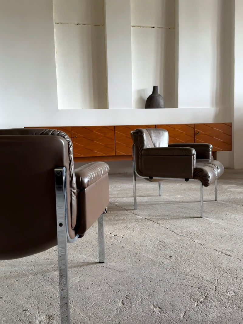 SET OF 2 GIRSBERGER EUROCHAIR ARMCHAIRS BROWN LEATHER CHROMED STEEL & COFFEE TABLE, GERMANY 1970s