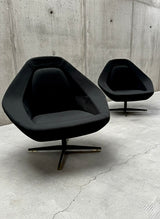 EXTRAORDINARY SEATING GROUP 2x SWIVEL CHAIR & 2-SEATER SOFA BLACK WOVEN FABRIC, 1960s