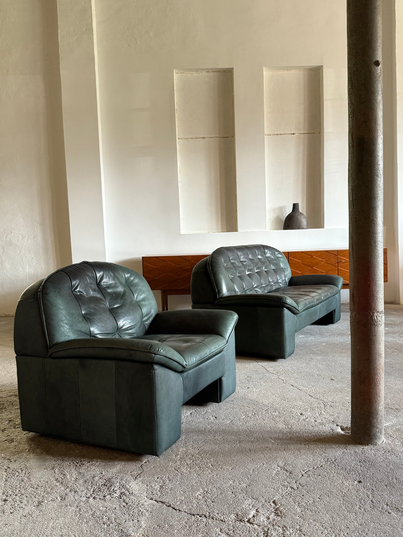 KNOLL SITZMÖBEL BRUTALIST ARMCHAIR & SOFA SET IN THICK GREEN LEATHER, GERMANY 1970s